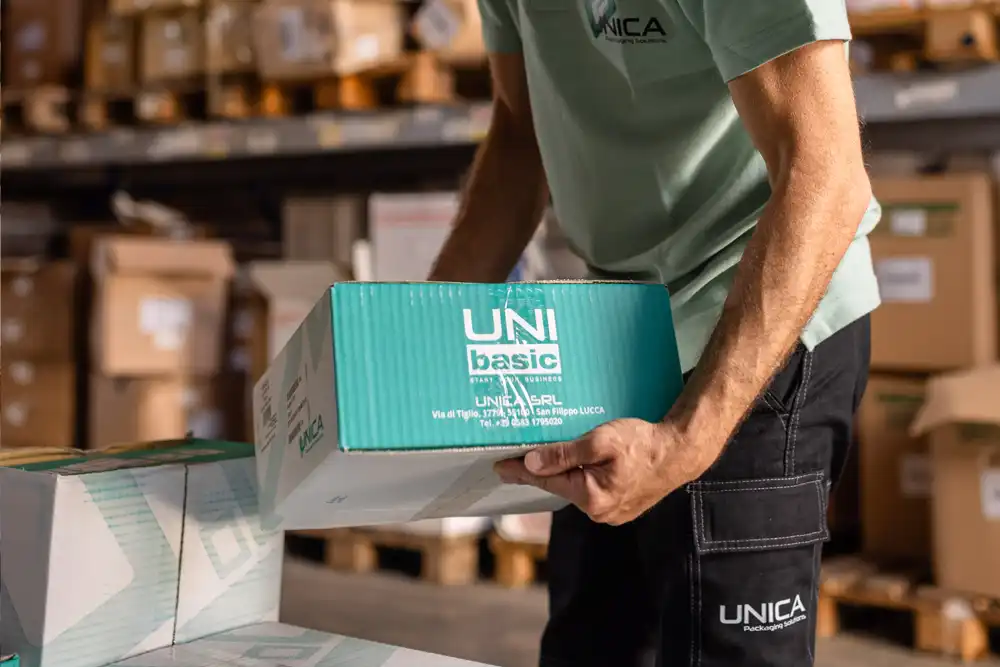 Operatore UNICA movimenta scatole della linea UNI Basic all’interno di un magazzino, simbolo di disponibilità a stock, efficienza logistica e prontezza nelle forniture.